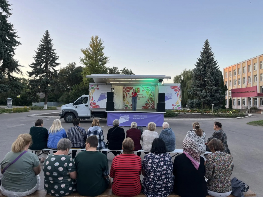 Попробуйте угадать: что может заставить сотни людей петь в унисон, не глядя в текст, не сверяясь со словами — просто потому что это где-то внутри?