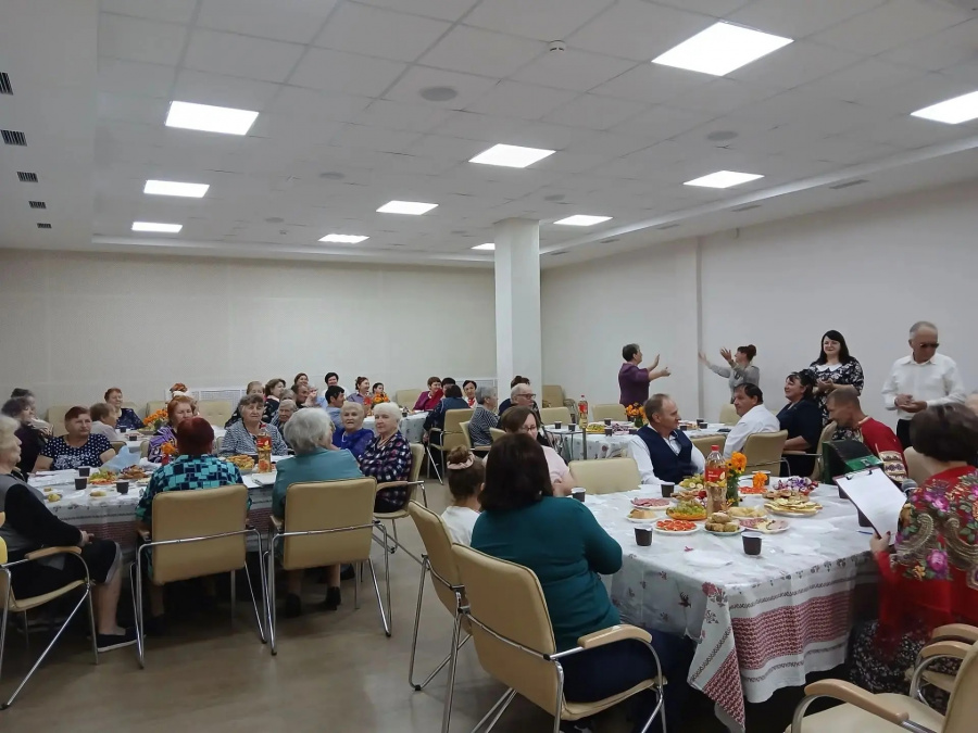 «Хоровод осенних красок» закружился вокруг большого стола, а в центре, словно хранитель уюта, стоял величавый самовар.