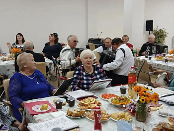 «Хоровод осенних красок» закружился вокруг большого стола, а в центре, словно хранитель уюта, стоял величавый самовар.