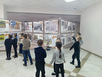 7 декабря в Культурно-досуговом центре учащиеся 1 «Б» класса МКОУ Таловская СОШ посетили уникальную, по своей сути экспозицию плакатов о животных - героях войны, подготовленную автором по реальным историям и легендам о подвигах братьев наших меньших на фр