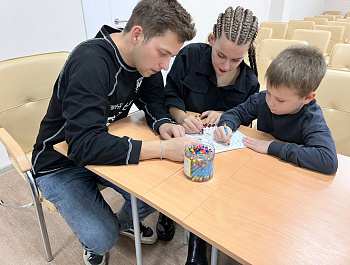 26 октября в Семейном клубе «Очаг» (руководители Маргарита Грачева и Елена Кувшинова) Культурно-досугового центра состоялась родительская гостиная «Семейные ценности», в которой приняли участие не только родители, но и их дети.