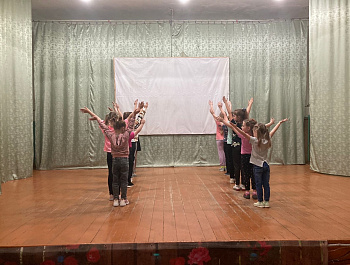Смышникова Мария Юрьевна провела мастер-класс «Техника исполнения базовых движений в народном сценическом танце» для детского хореографического коллектива «Карамельки»