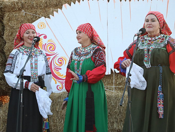 Народный фольклорный ансамбль «Кладезь» (рук. Оксана Бочарникова) достойно представил Таловский муниципальный район на XV Всероссийском фестивале фольклора и ремесел «Русь песенная, Русь мастеровая»