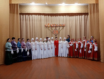 Народный фольклорный ансамбль «Кладезь» (руководитель Оксана Ивановна Бочарникова), поздравил с 35-летним юбилеем вокальный ансамбль «Ивушки»