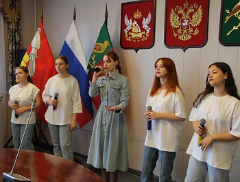 Участие в торжественном мероприятии – церемонии награждения выпускников общеобразовательных организаций Таловского муниципального района за особые заслуги в учении.