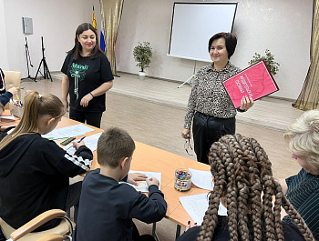 26 октября в Семейном клубе «Очаг» (руководители Маргарита Грачева и Елена Кувшинова) Культурно-досугового центра состоялась родительская гостиная «Семейные ценности», в которой приняли участие не только родители, но и их дети.