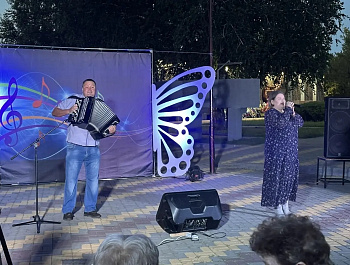 «В песне - душа народа»: вечер, где музыка стала общим разговором! Елена Прачёва вела программу с такой теплотой, что сразу становилось уютно — будто собрался круг близких людей.