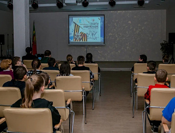 Творческая встреча с писателем Сергеем Георгиевичем Ольденбургским с учащимися МКОУ Таловская СОШ, на которой прошла презентация его новой книги «Солдаты наши меньшие».
