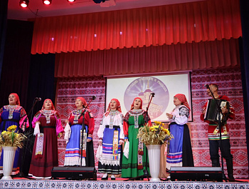 4 ноября народный фольклорный ансамбль «Кладезь» (руководитель Бочарникова О. И.) МКУ «КДЦ» и вокальный ансамбль «Ивушки» (руководитель Горбунова М. А.) Михинского СДК приняли участие в XXXII фестивале фольклора и ремёсел «На Казанскую в Хохле».