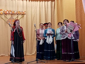 Народный фольклорный ансамбль «Кладезь» (руководитель Оксана Ивановна Бочарникова), поздравил с 35-летним юбилеем вокальный ансамбль «Ивушки»