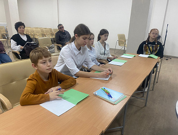 Музыкально-поэтический клуб «Полет души» (руководитель Светлана Насонова) пригласил юных поэтов на мастер-класс по стихосложению "Волшебство поэтических строк"
