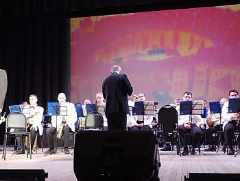 20 ноября на сцене Культурно-досугового центра выступил Губернаторский эстрадно-духовой оркестр.