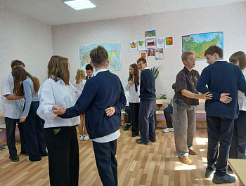  Хоровод в начале, вальс в конце — а между ними три века истории, которые девятиклассники Высоковской школы прошли не по учебнику, а ногами.