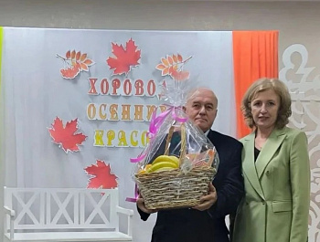 «Хоровод осенних красок» закружился вокруг большого стола, а в центре, словно хранитель уюта, стоял величавый самовар.