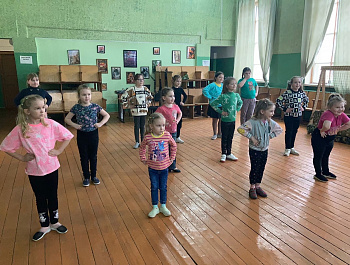 Смышникова Мария Юрьевна провела мастер-класс «Техника исполнения базовых движений в народном сценическом танце» для детского хореографического коллектива «Карамельки»