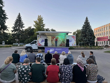 Попробуйте угадать: что может заставить сотни людей петь в унисон, не глядя в текст, не сверяясь со словами — просто потому что это где-то внутри?